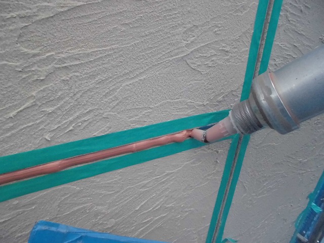 コーキングガンでシーリング材を充填